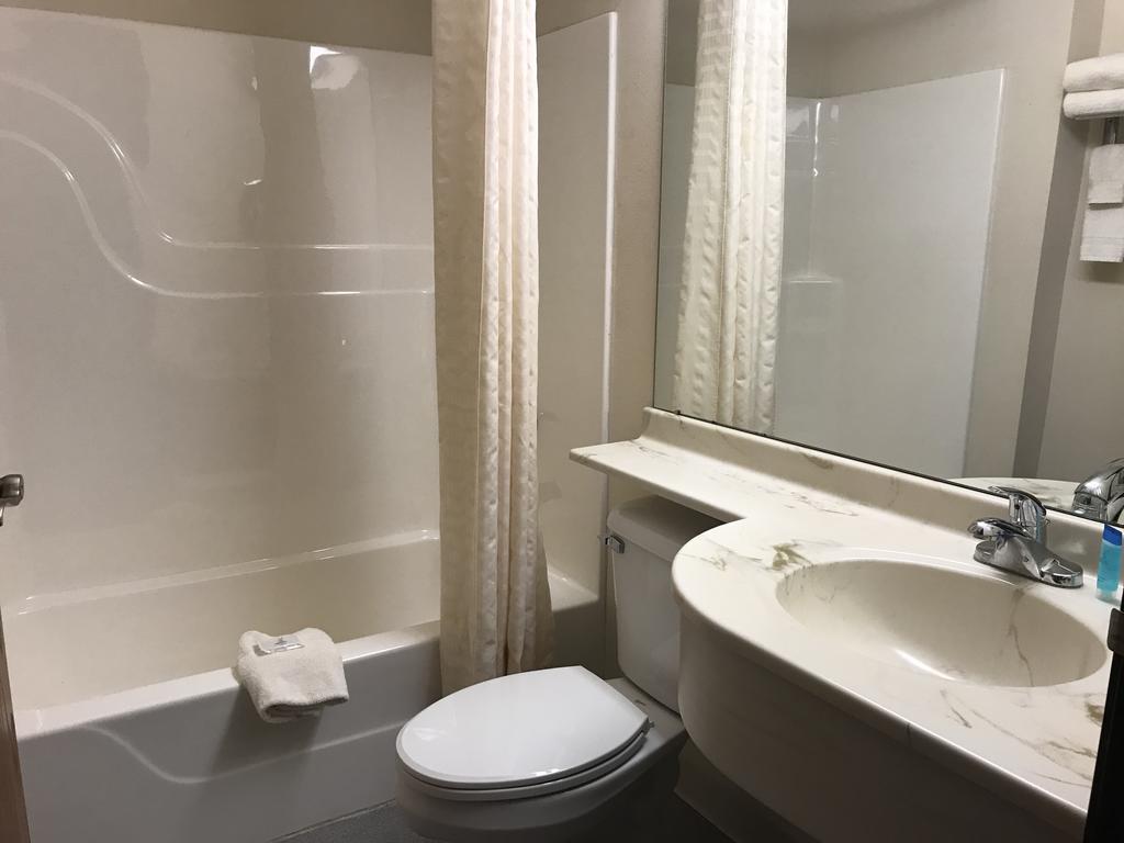 Monroe Heights Grove Hotel Grove City